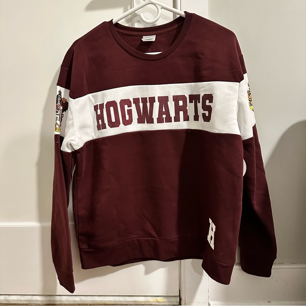 NWT Hogwarts Gryffindor sweatshirt. Size XL